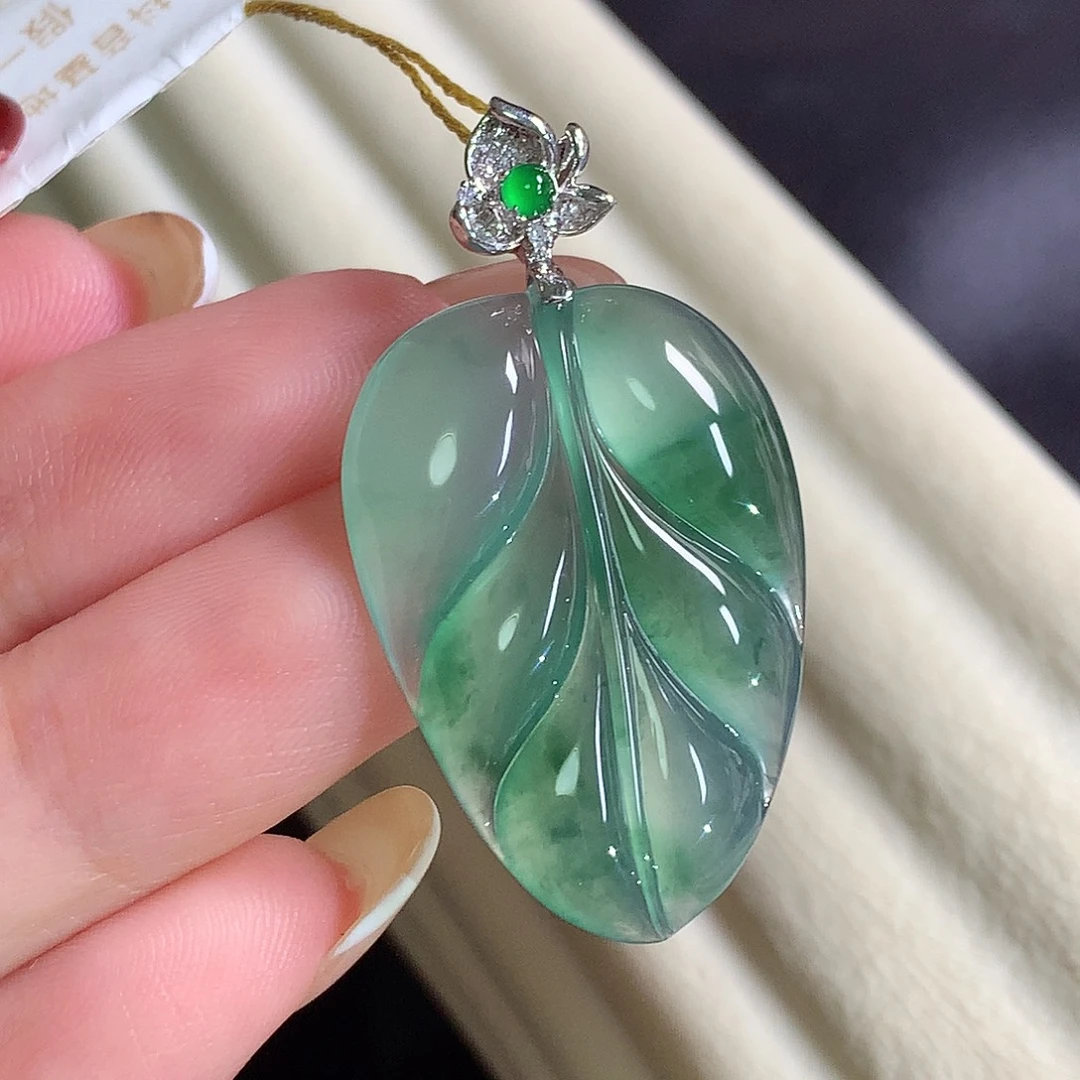 翡翠18K金镶嵌颈饰叶子