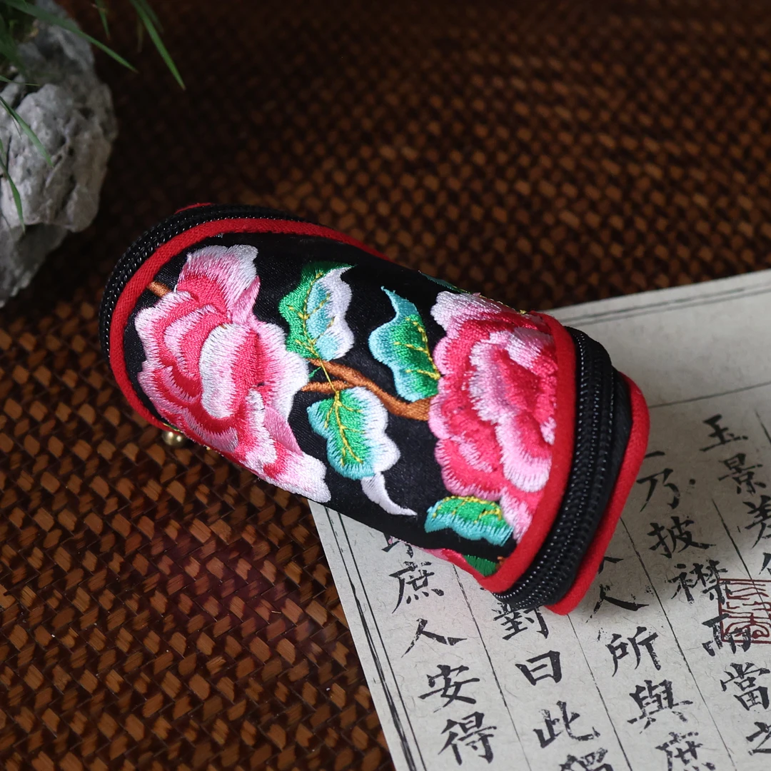 牡丹机绣钥匙包