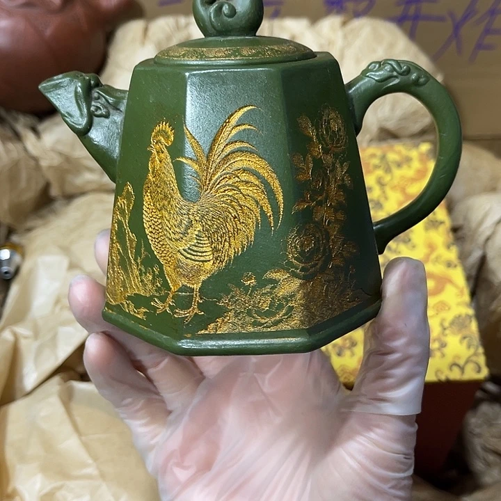 茶壶紫砂原矿泥料手工制作的一把紫砂壶。