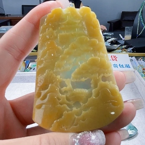 翡翠未镶嵌颈饰一个