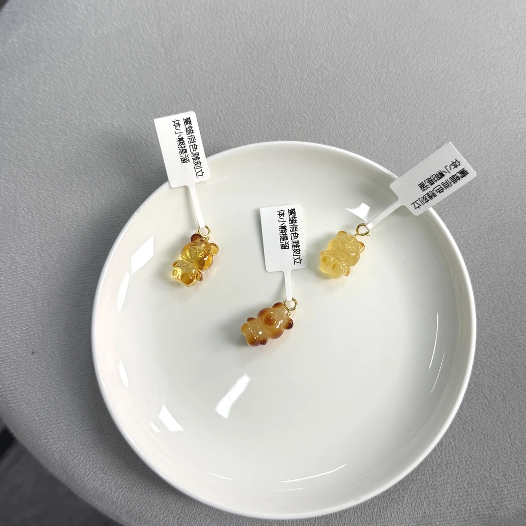 【珠宝厂长】蜜蜡俏色雕刻立体小熊提溜吊坠 多样性发一件