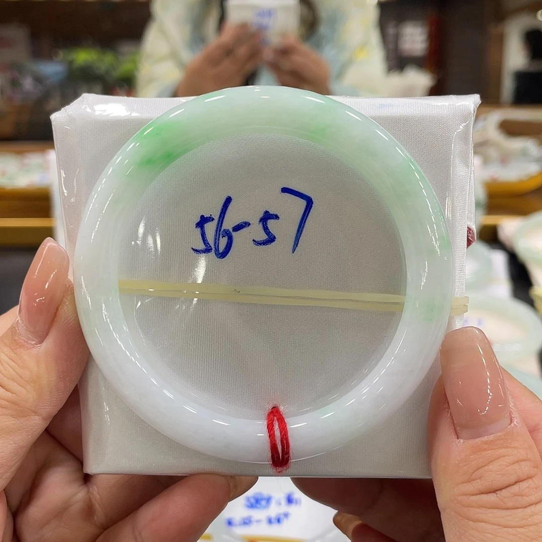 翡翠手镯未镶嵌翡翠