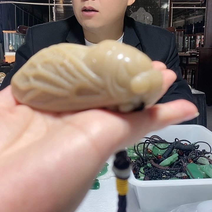 颈饰未镶嵌密玉（石英质玉）
