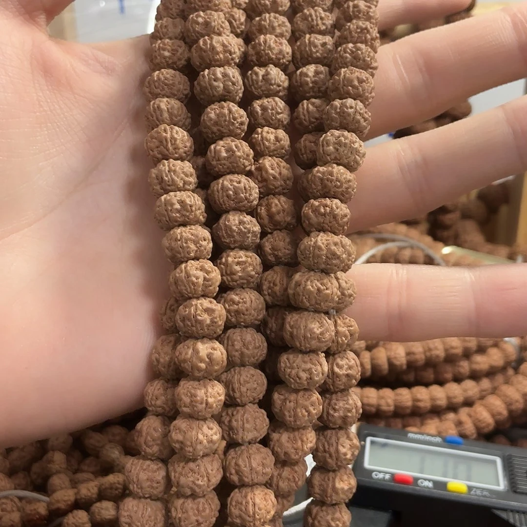 零***始金刚菩提吊坠凹底梅花，一条保手持