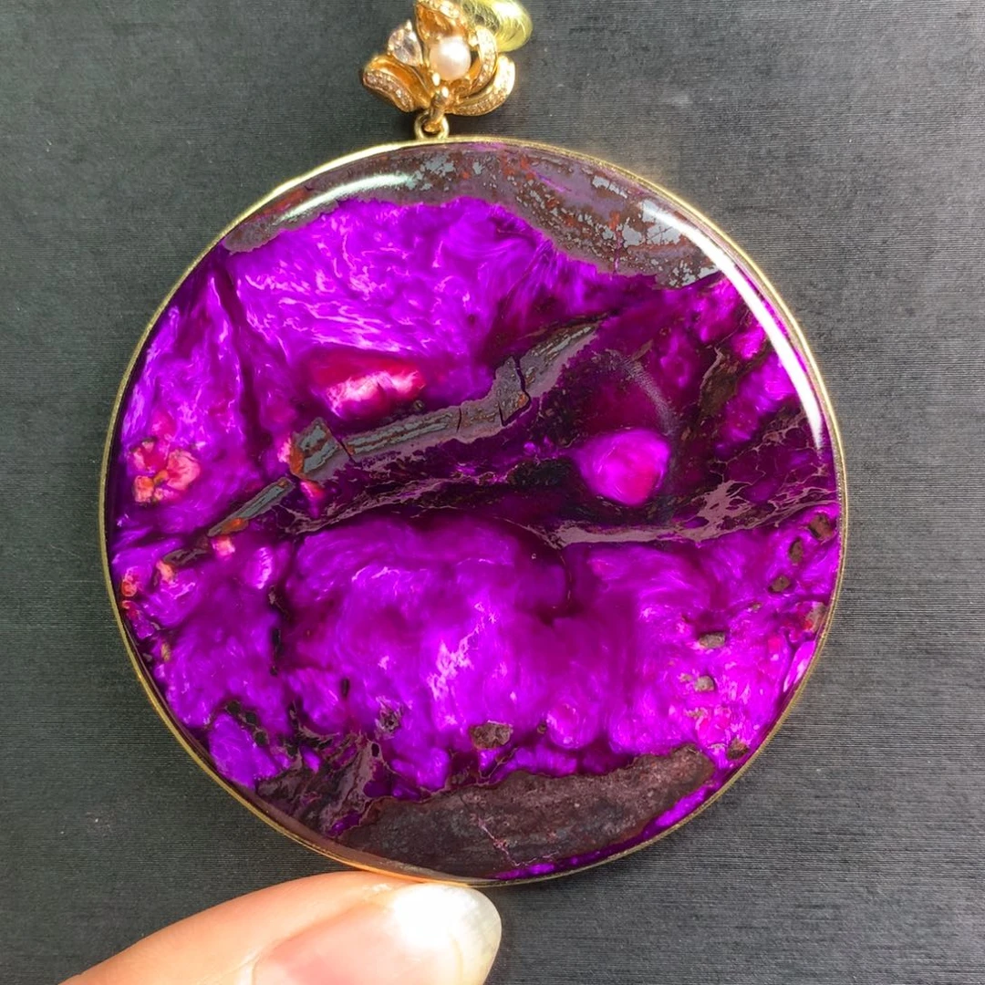 苏纪石（舒俱来）火焰丝绒圆牌18k18K金镶嵌