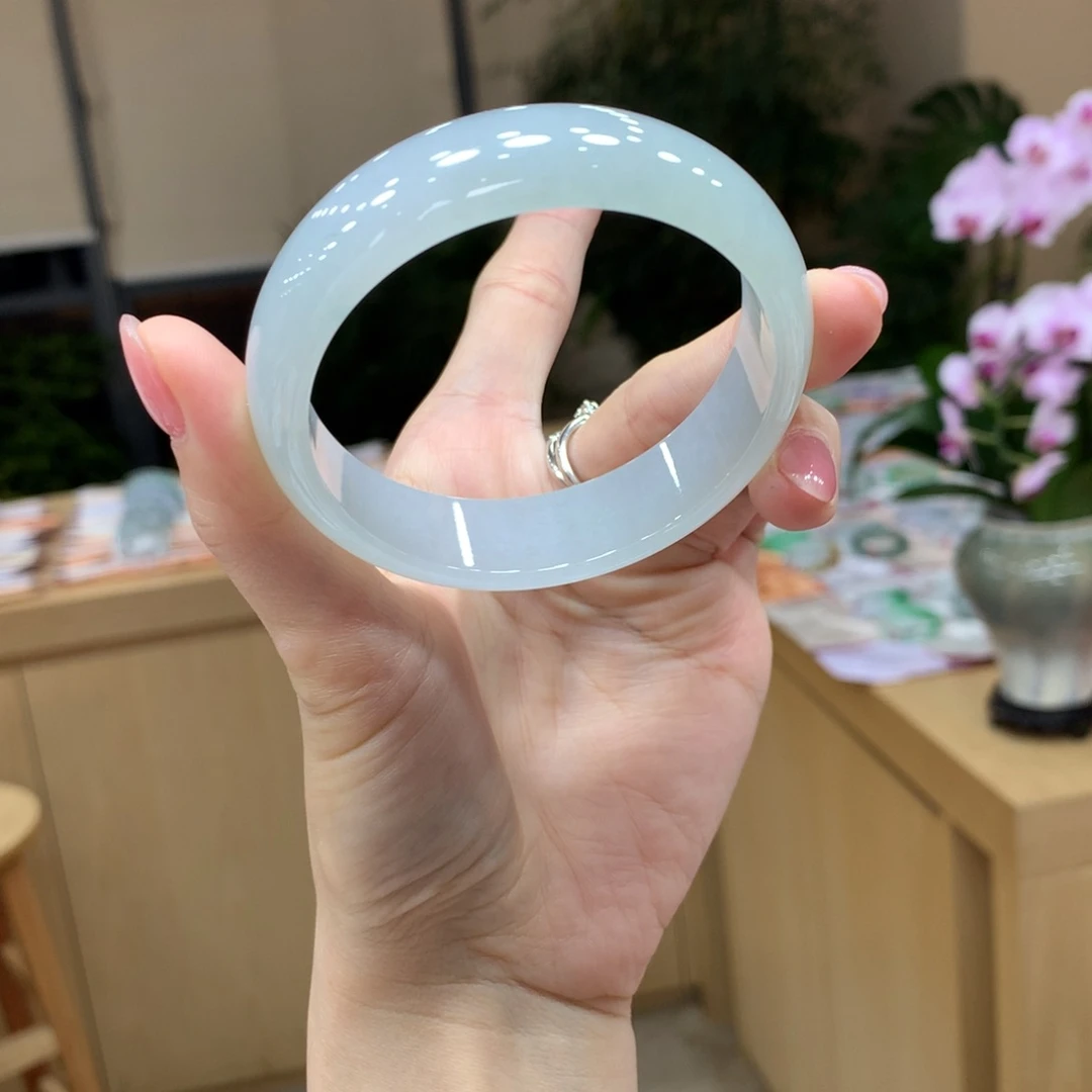 翡翠手镯未镶嵌不退不换