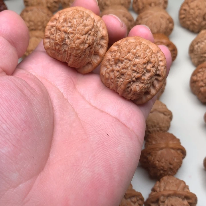 文玩核桃吊坠血麒麟40