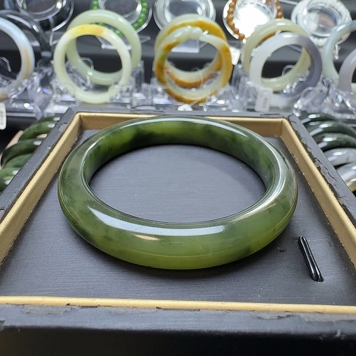 和田玉未镶嵌手镯