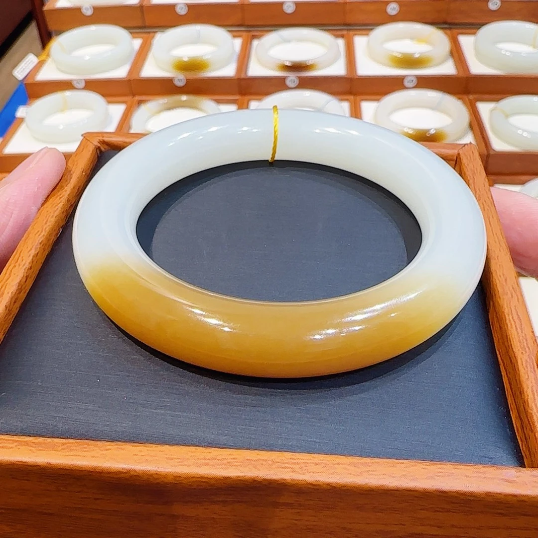 郭***东和田玉未镶嵌手镯且末胖圆一抹老红糖58 59