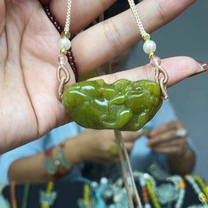 蛇纹石玉未镶嵌颈饰