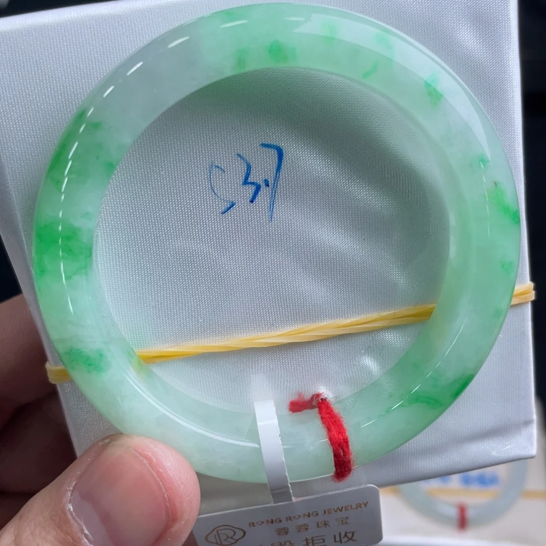 翡翠手镯未镶嵌翡翠手镯