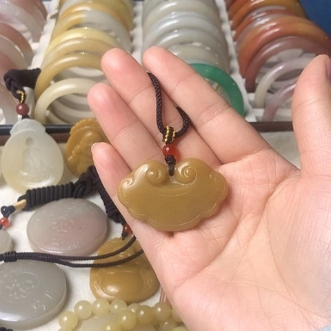 石英质玉未镶嵌颈饰