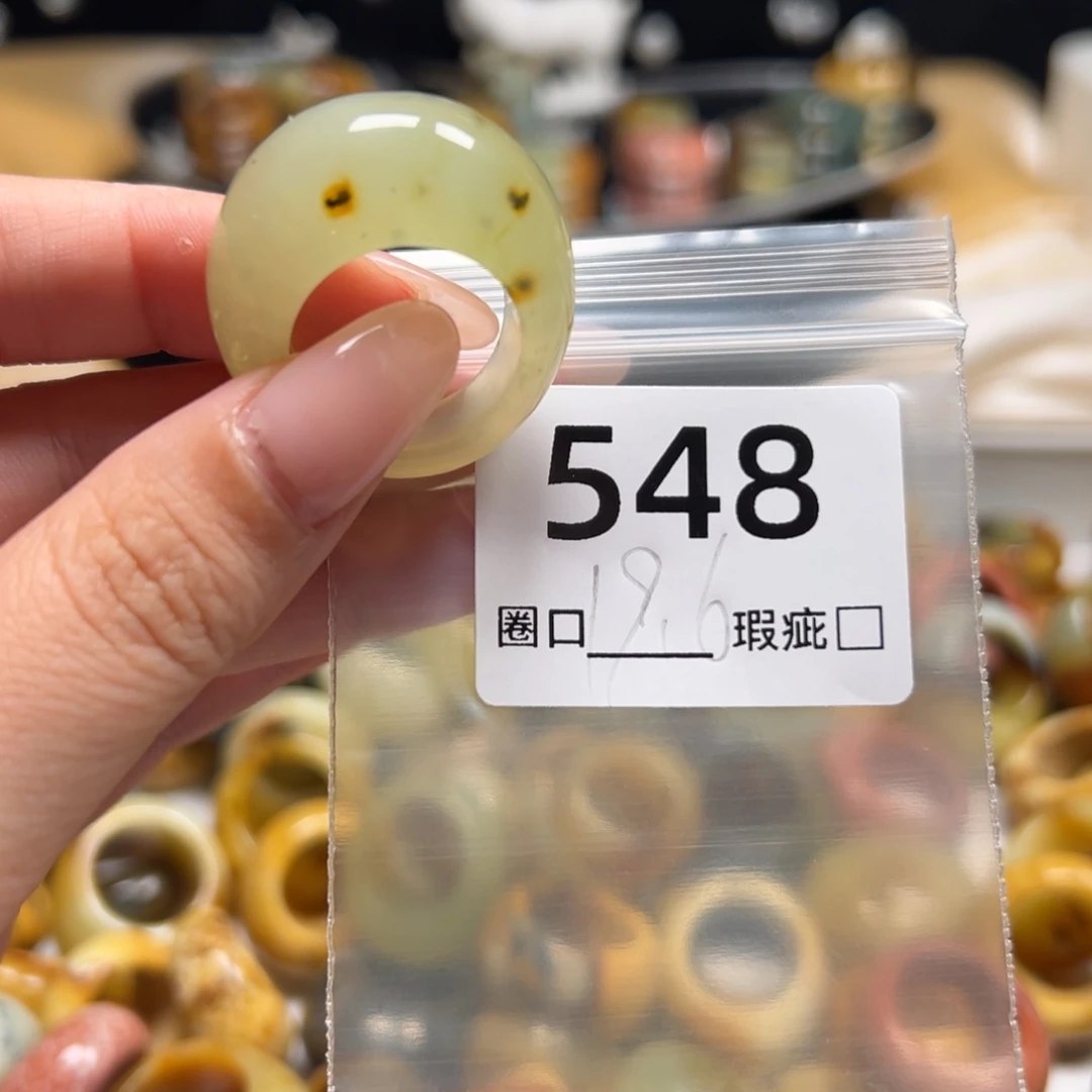 哆****蛇纹石玉未镶嵌戒指
