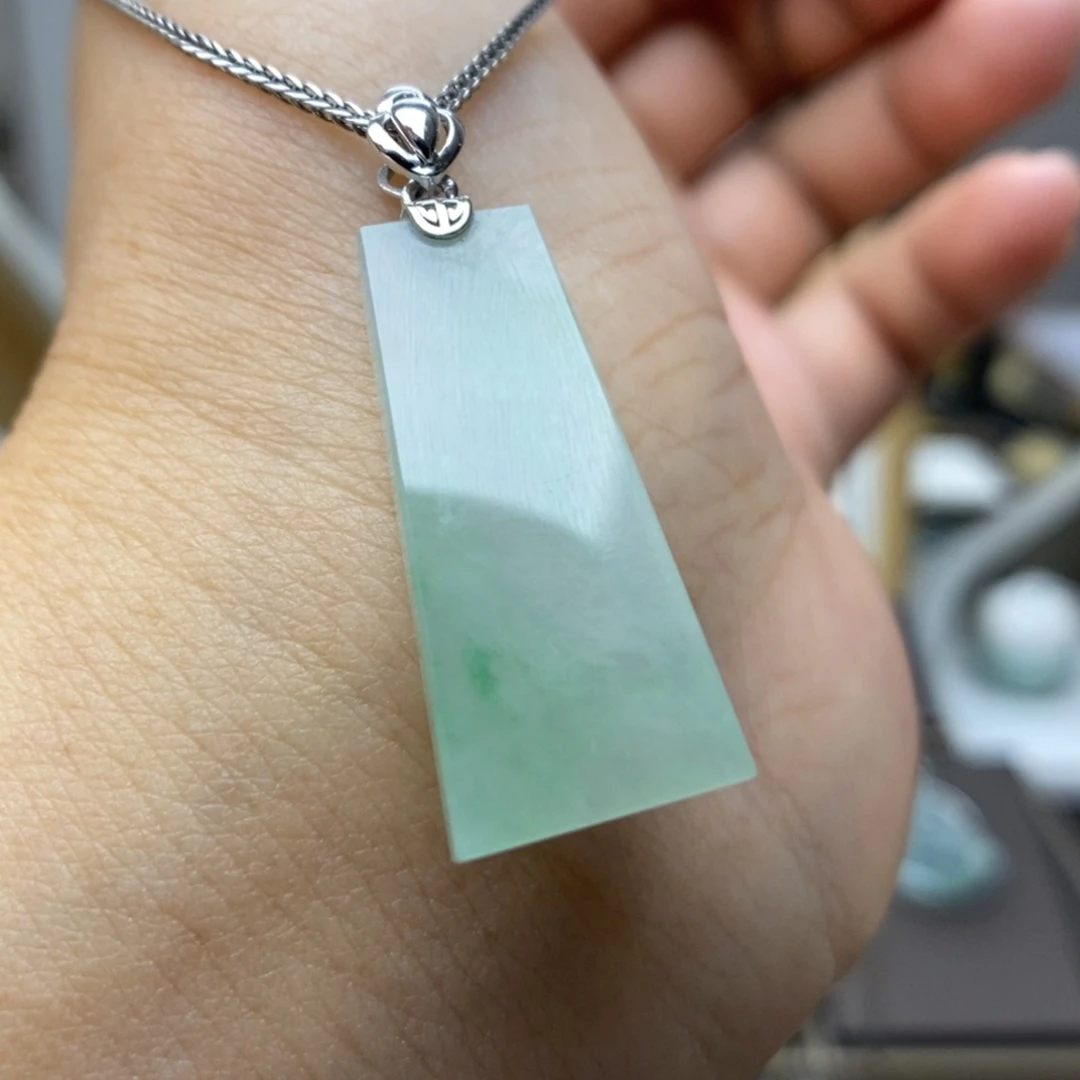 【闪购商品】颈饰18K金镶嵌翡翠12