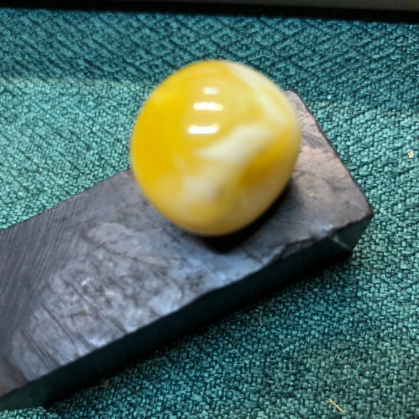 俄料金白溶洞妖花蜜蜡珠。