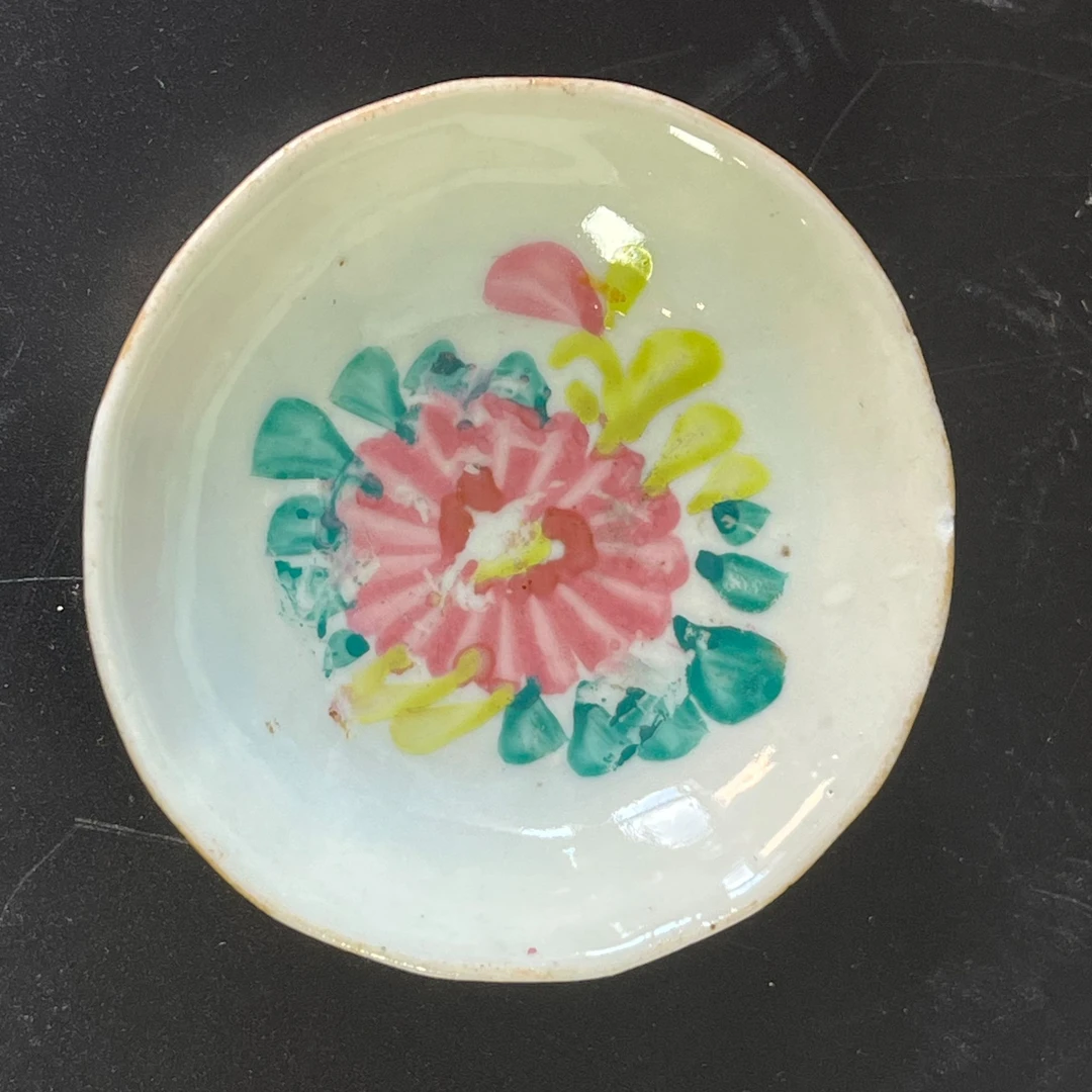 A1815清晚期粉彩花卉纹小碟 直径：约6.9cm