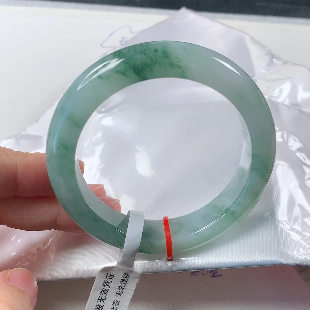 翡翠手镯未镶嵌 需包容表皮裂 ①⑥④