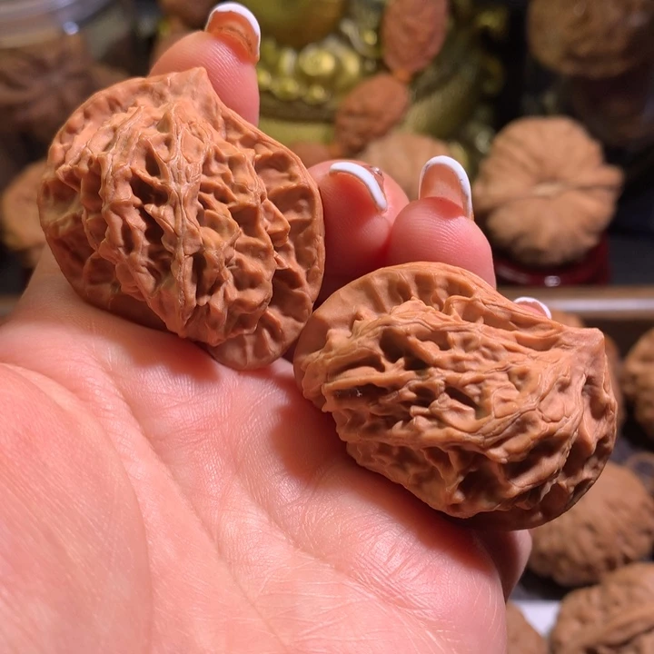 文玩核桃吊坠犀牛望月