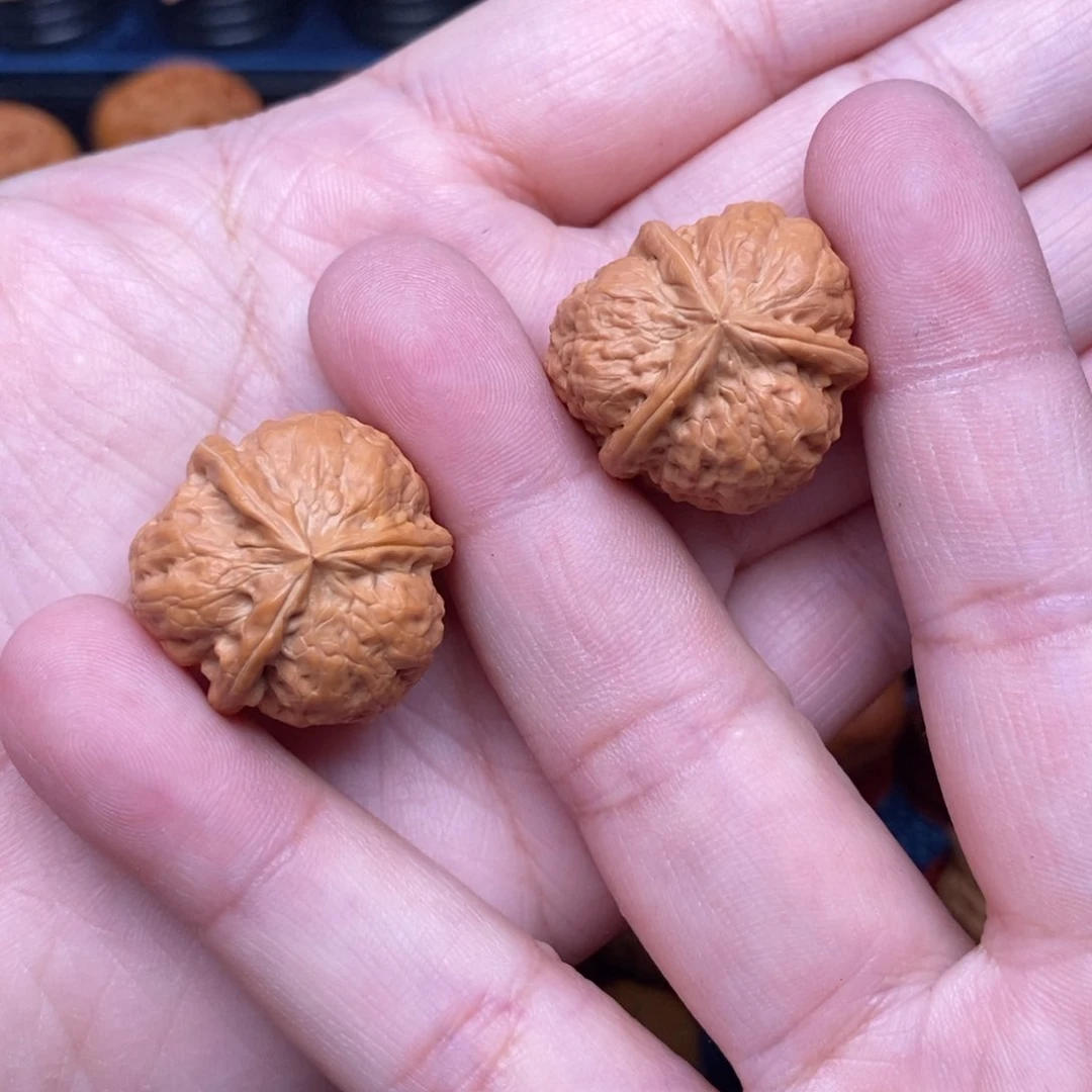 文玩核桃把件手捻三棱