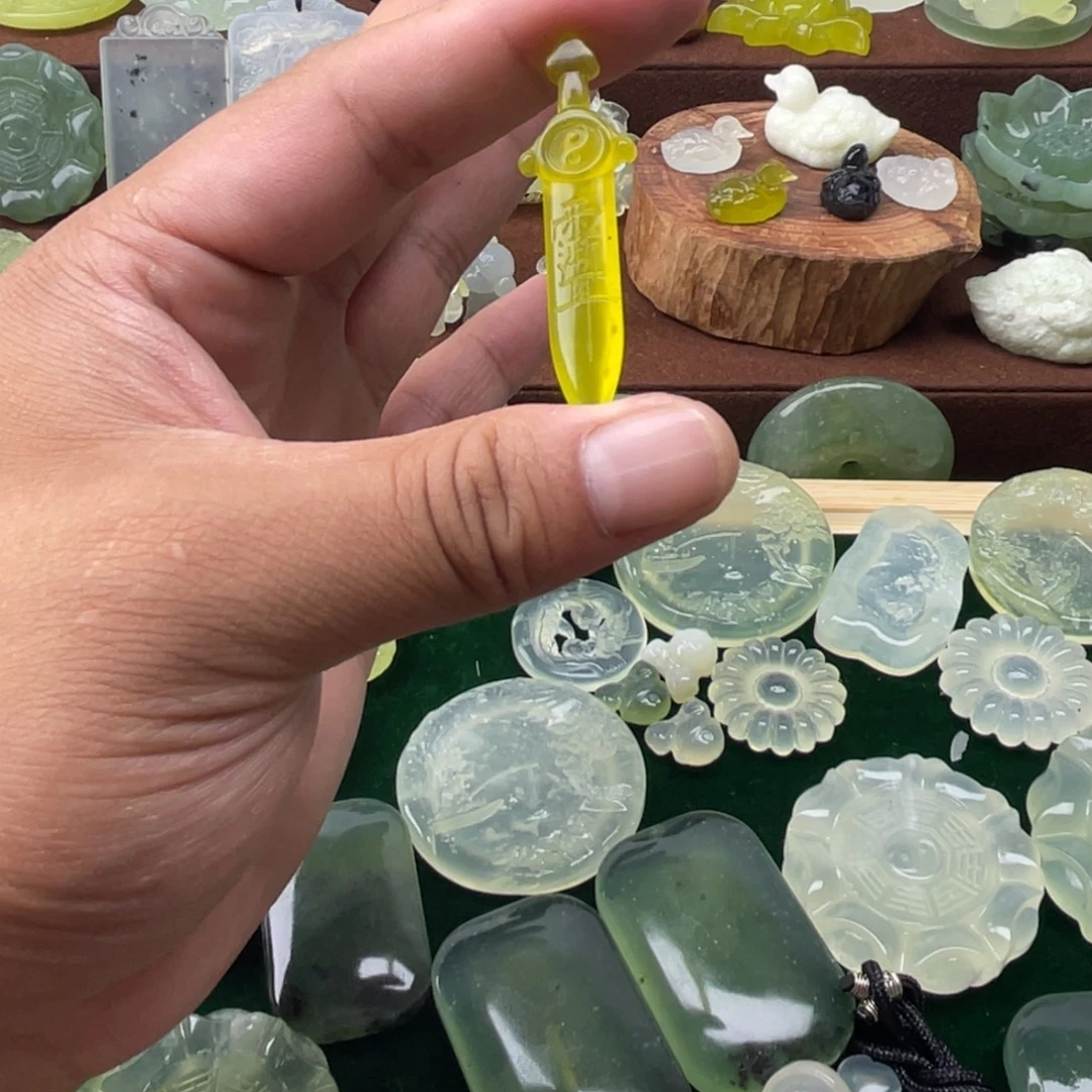 匆****未镶嵌蛇纹石玉颈饰