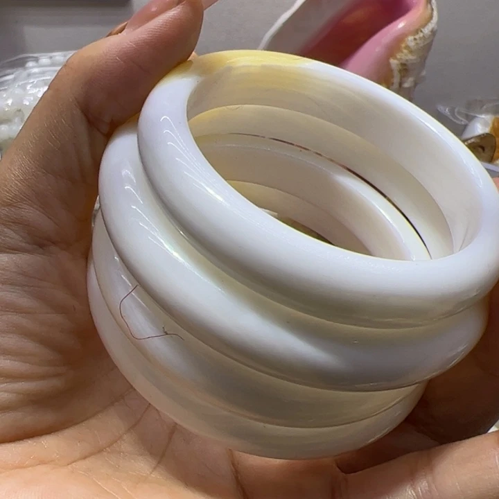 非金属无精品带黄手镯布礼盒