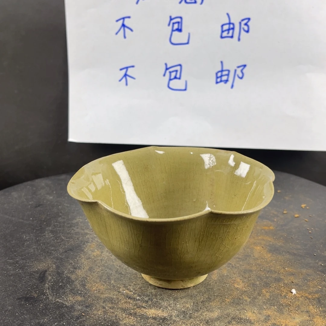 罐漂亮的小瓷器和