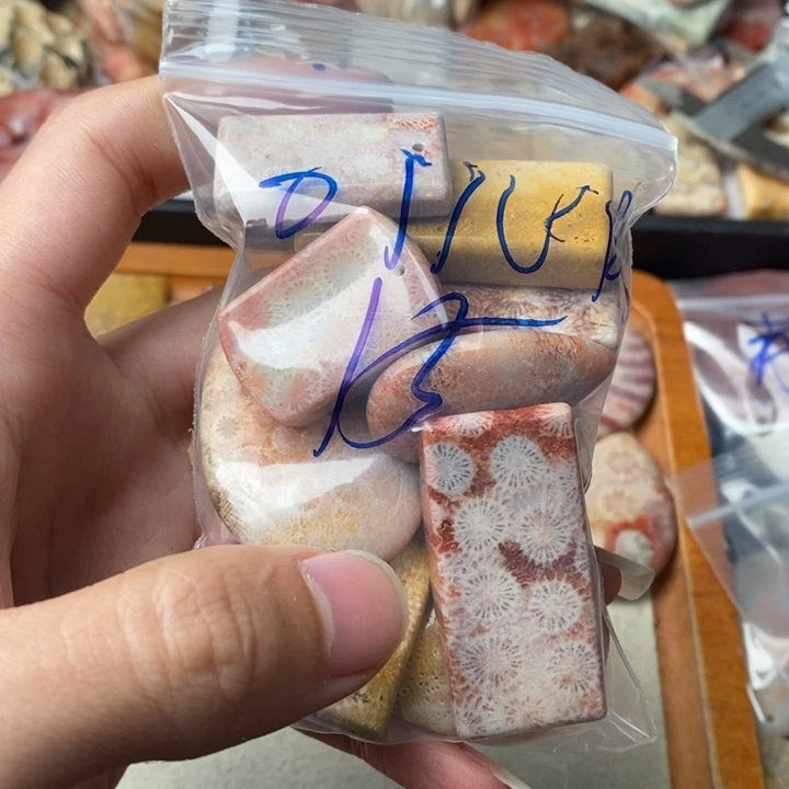硅化玉颈饰足金镶嵌O****?