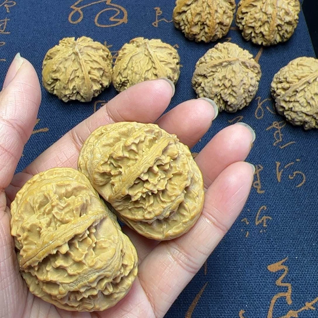 文玩核桃把件衣**行秦岭野生植物核桃