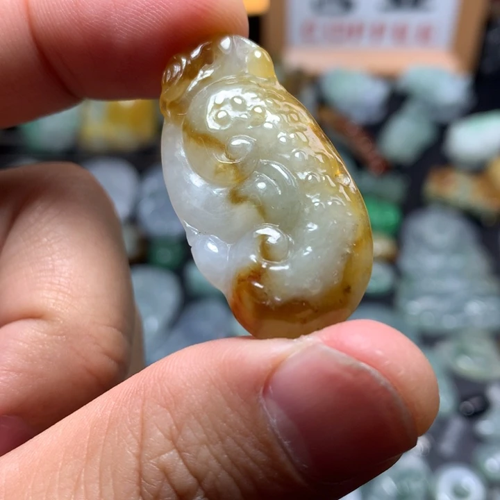 翡翠未镶嵌颈饰冰黄如意