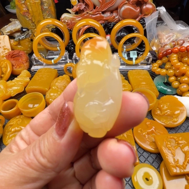 未镶嵌石英质玉（黄龙玉）颈饰