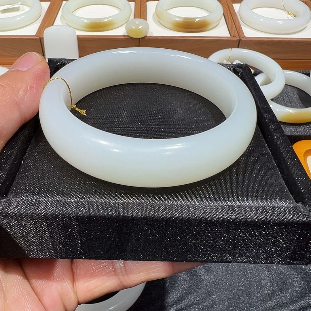 和田玉未镶嵌手镯