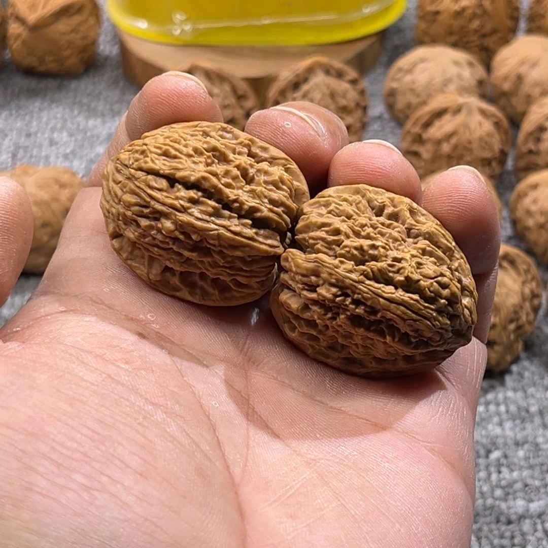 九***室把件文玩核桃南疆手捻有点黄