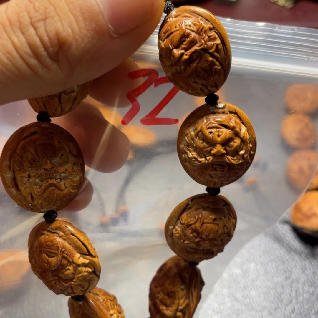 1***林大桃核雕刻瑕疵钟馗头
