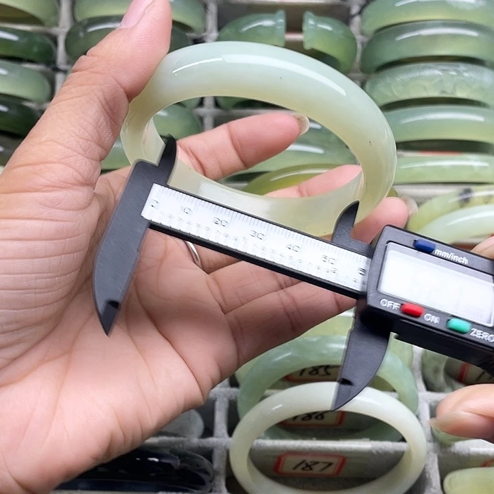 蛇纹石玉未镶嵌手镯189