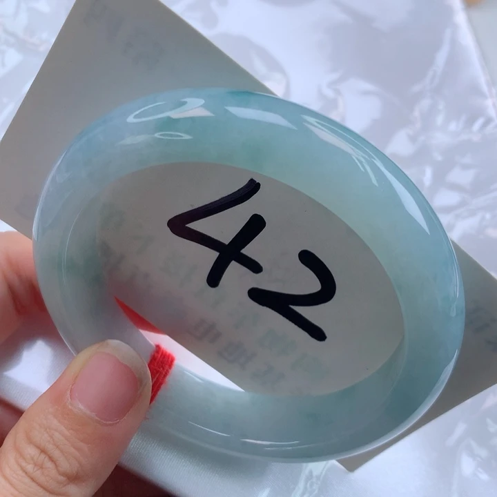 翡翠手镯未镶嵌飘花