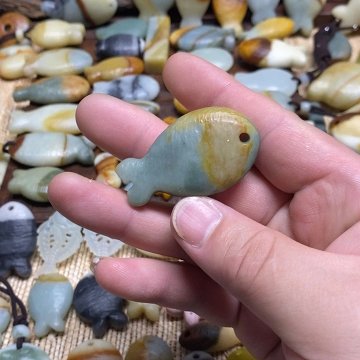 蛇纹石玉未镶嵌颈饰