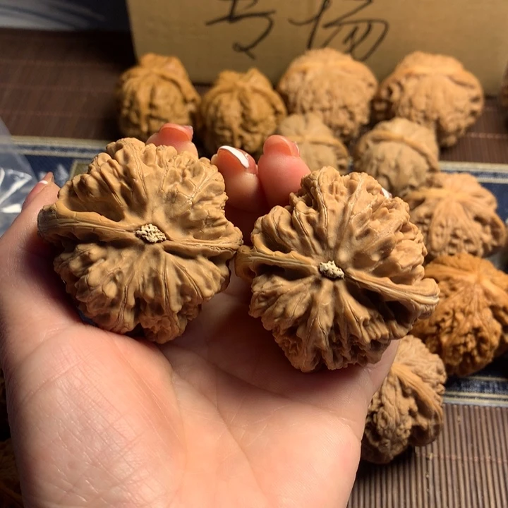 吊坠文玩核桃白*馬粗筋
