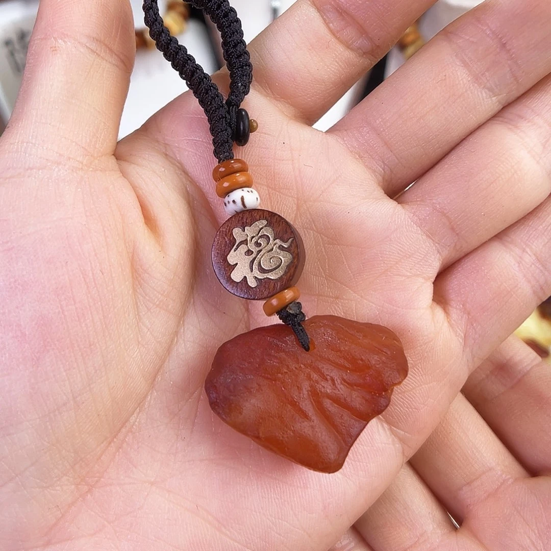 琥珀珠宝奇石未镶嵌。