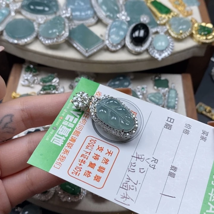 翡翠颈饰未镶嵌翡翠