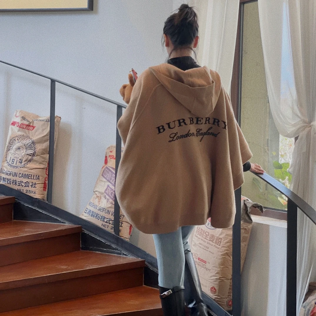 95新 BURBERRY/博柏利  wc013 羊毛 背后大logo羊毛混纺斗篷 均码