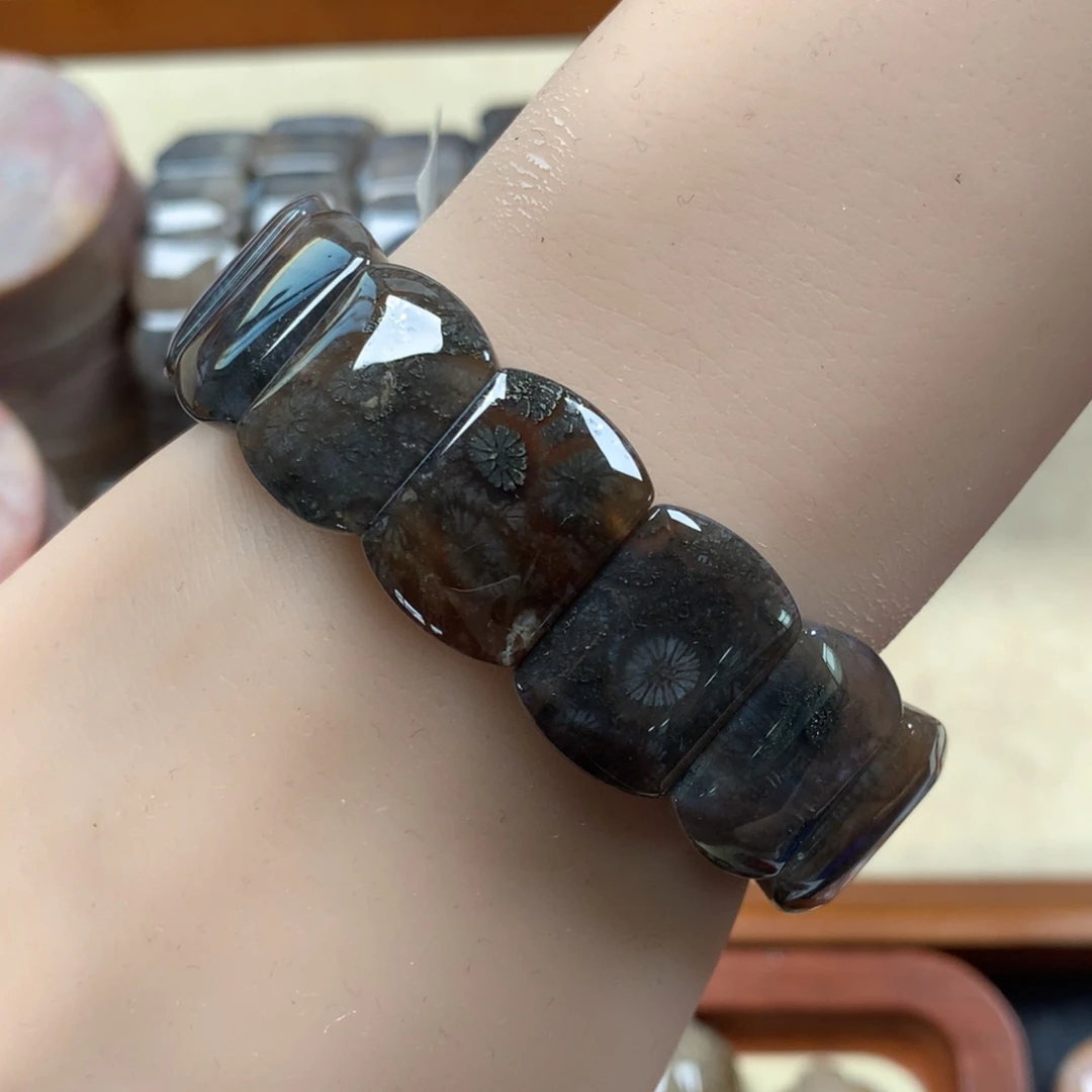 未镶嵌黑金沙800/个。18硅化珊瑚（珊瑚玉）