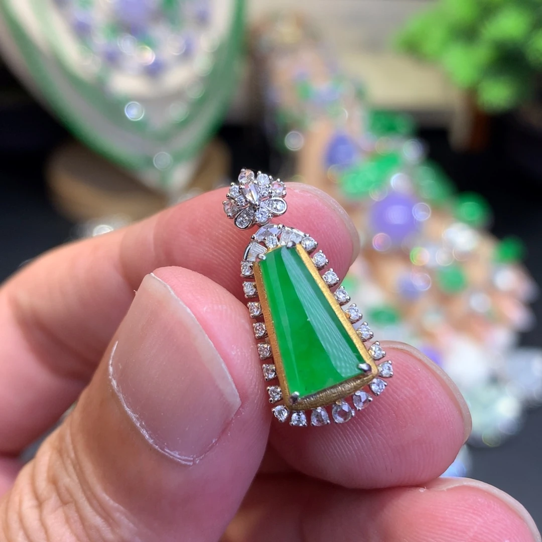 颈饰18K金镶嵌翡翠