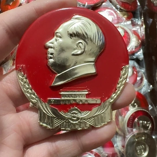 凡***就其他普通金属圆形红色人物像章