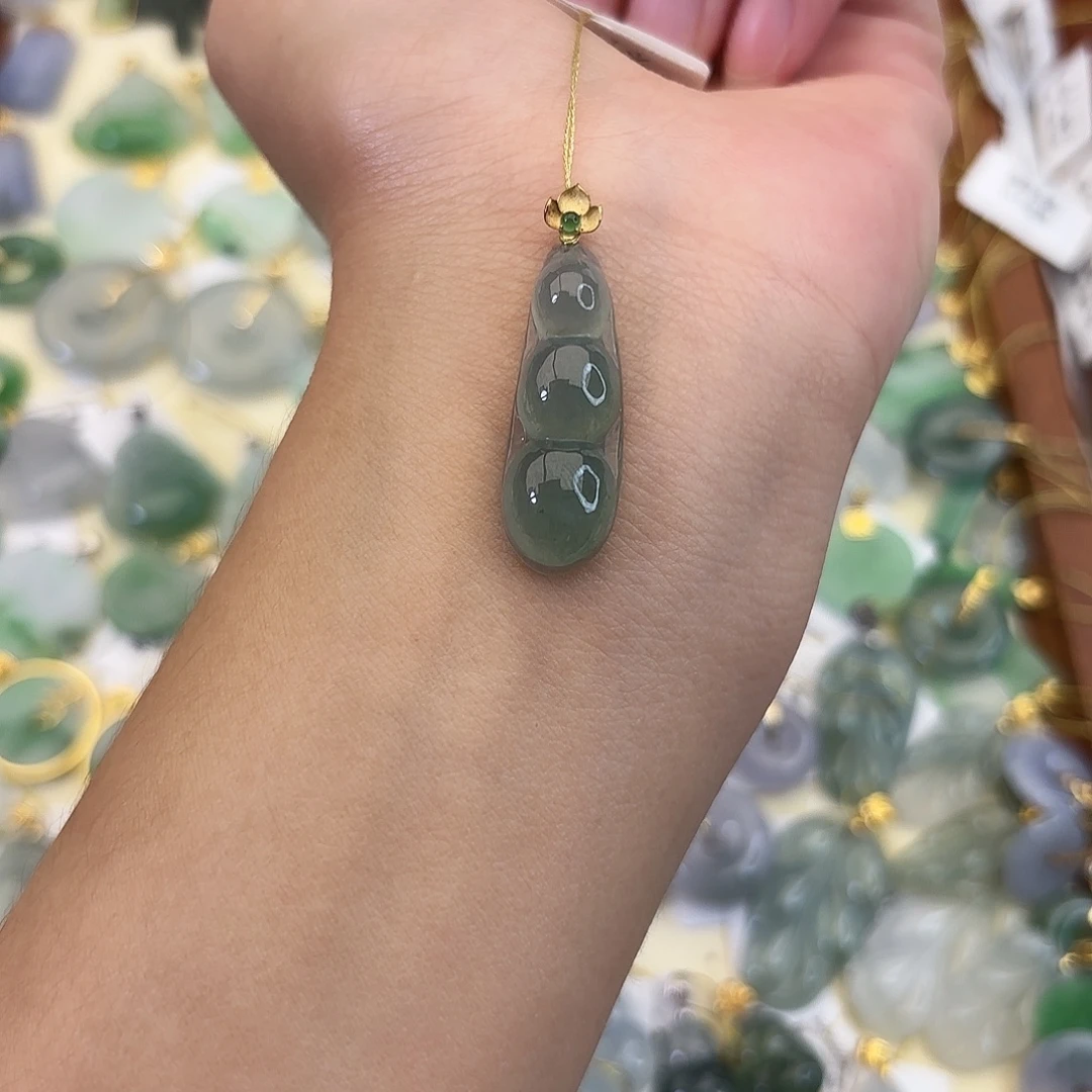 翡翠18K金镶嵌颈饰豆子