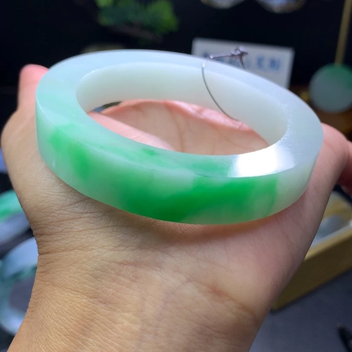 定制翡翠未镶嵌翡翠手镯