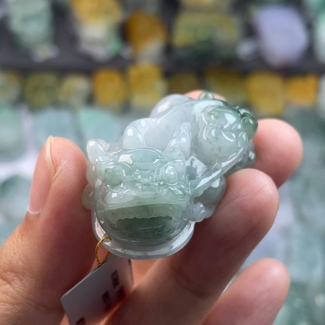 翡翠未镶嵌颈饰貔貅