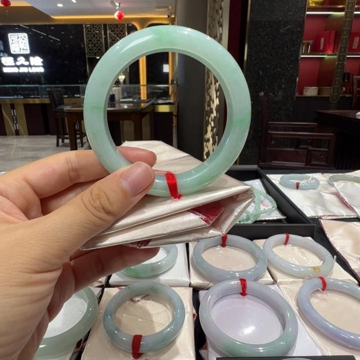 周***妈翡翠未镶嵌手镯冰果阳绿58.8福利不退不换