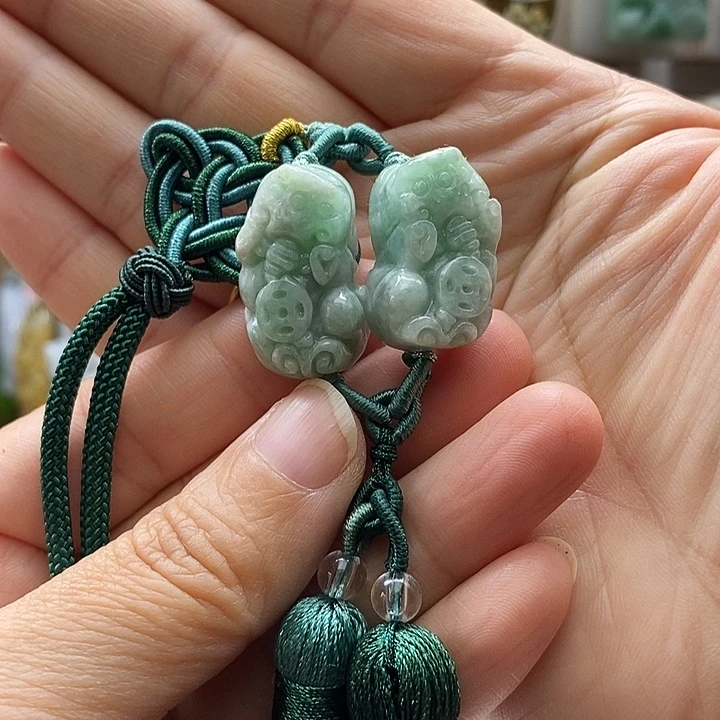 翡翠未镶嵌颈饰车挂