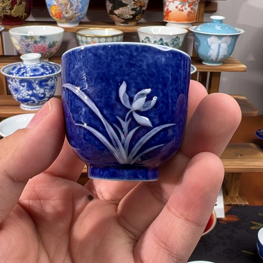 洒蓝堆白雕刻小品茗杯
