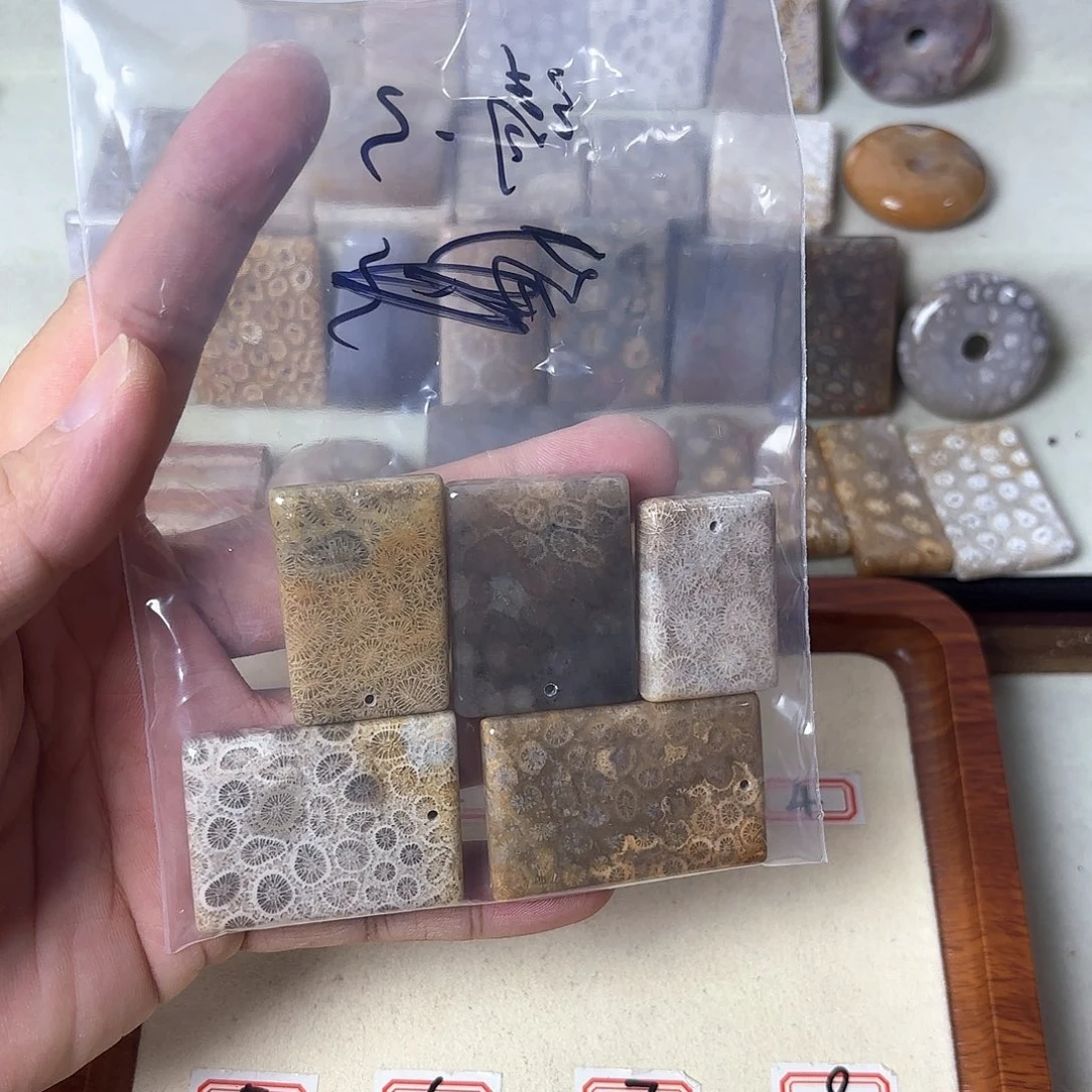 清***卍硅化玉未镶嵌颈饰